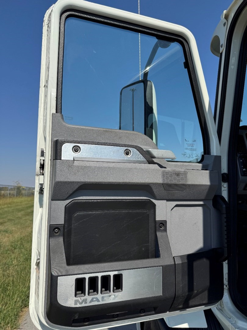 2022 MACK AN64T - USED TRUCKS DAY CAB - image 11